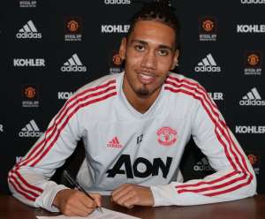 Defender Smalling Signs New Man Utd Contract