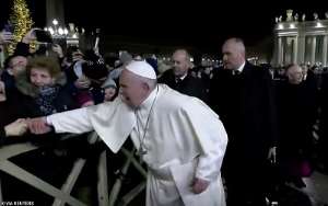 Video Pope Francis Apologises For Hitting Female Worshipper Who Pulled His Hand