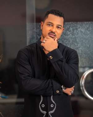 A guy driving Range Rover in traffic teases Van Vicker who was driving Hyundai i20