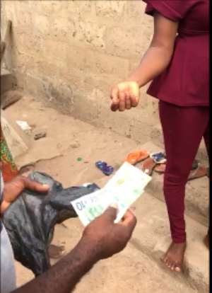 Amewu's men dole out new cedi notes to voters prior to the elections