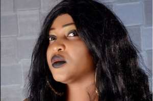 Nollywood Actress, Nazaret Jesse Flaunts Fresh B00bs in Public