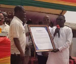 Dr. Patrick Kuma-Aboagye (R) receiving the WHO certification
