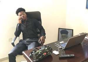 Singer, Skibii Wears the Wrong Size of Shoe to the Office