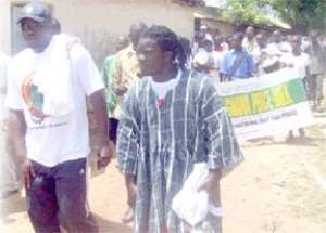 Obour Walks, Sings For Peace