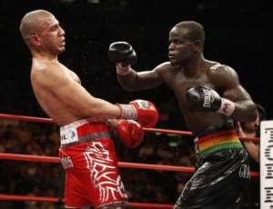 Cotto backs away from a Clottey right hook – Credits Ring Magazine