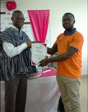 Fiifi Kwetey, Minister of Transport presenting a certificate of honor to Joseph Kobla Wemakor