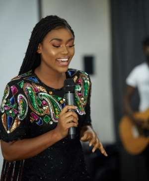eShun Defends Female Musicians Saying 'They Are Not Hypocrites'