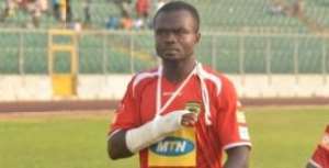 Injured Kotoko skipper Amos Frimpong in a haste to join team mates on the field