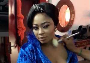 Wow, Actress, Biodun Okeowo Reveals part of her Br3ast in Public