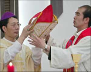 Bishop strains China-Vatican rift