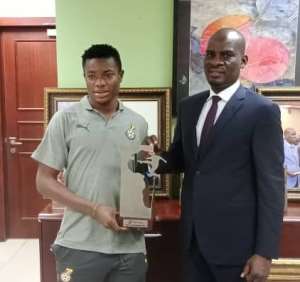 U-20 Afcon: Abdul Fatawu Issahaku presents trophy to minority leader Haruna Iddrisu
