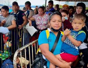 Venezuelan migrants and refugees lining up in Pacaraima, Brazil. Photo: IOMGema Cortes.