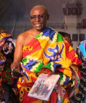 President of the Guan Congress presenting the book to the Guans