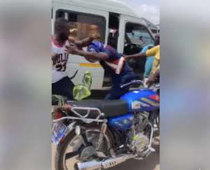 Photo: Police officer fends off blows from the driver and his mate