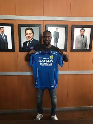 Former Chelsea striker Carlton Cole joins Michael Essien at Indonesian club Persib Bandung