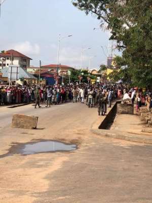 Covid-19: Residents Mass Up At Asokwa For Govt Free Food