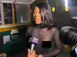 Efia Odo flash breasts, nipples in public