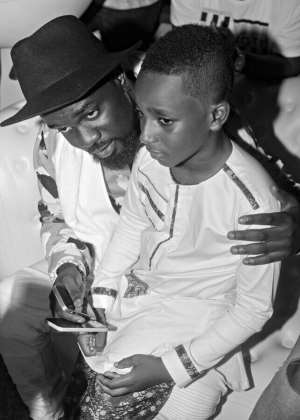 Sarkodie Hangs Out With Asamoah Gyans Son