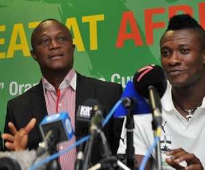 AFCON 2019: Coach Kwesi Appiah, Asamoah Gyan Smoke Peace Pipe After Captaincy Fiasco
