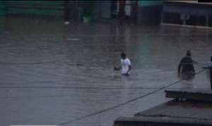 Accra floods: Adabraka Sahara residents swim in flood waters