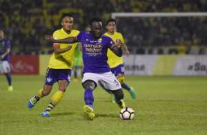 Ghana midfielder Michael Essien finds it difficult to choose the best young player at Persib