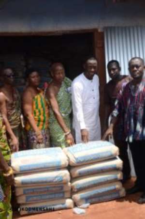 Western Regional Minister Donates To Flood Victims