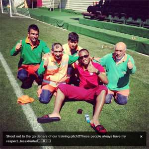 Drogba takes a picture with Galatasaray gardeners!