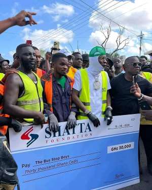 Shatta Wale donates GH¢30,000 to sanitation heroes Buz Stop Boys