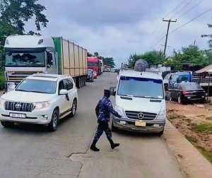 Angry Customs Officer confronts a Sprinter driver on the Konongo€“Accra Highway, exposing rising concerns over road discipline, enforcement gaps, and highway safety in Ghana. The incident raises urgent questions about driver conduct and regulatory compliance on major transport routes.