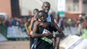 Kenyan Runner Gives Up On Winning Race To Rescue Collapsing Rival PHOTOS
