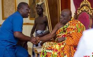 Sammi Awuku shakes hands with Okyenhene Y