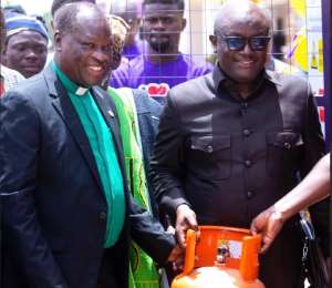 MD of NOVA Fuel, Kwasi Zigah, handing over a brand new cylinder filled with gas to one of the dignitaries