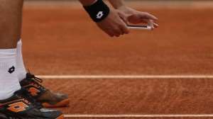 Image  of the day: A tennis player uses his Iphone in the match at Roland Garros!