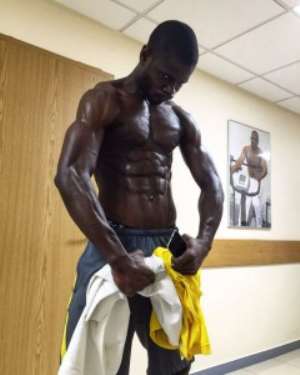 Jonathan Mensah recreates Mario Balotelli's famous 'muscular' pose