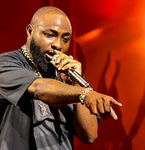 Dont Disrespect My Staff – Davido Warns Fan During UK Concert