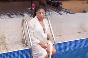Nollywood actress, Agbor Queeneth Slays beside Swimming Pool (photos)