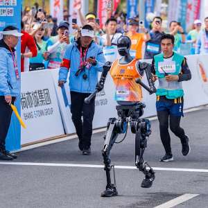 SQ Humanoid Robot Wins Half Marathon