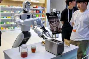 A robot toasts bread during the 2026 World Artificial Intelligence Conference and High-Level Meeting on Global AI Governance on July 29, 2026. Photo: VCG