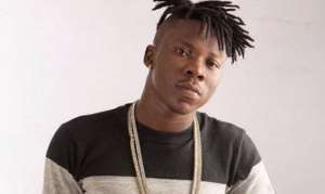 Angry Stonebwoy Punches Shatta Wale Over Dead Mum