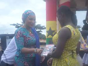 Samira Bawumia present books to pupils in the Wenchi municipality