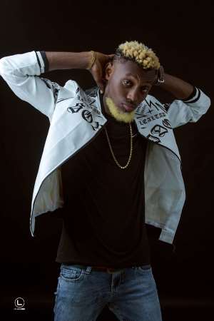 Video FloEazy Chased With Blows After Performing With Someones Girlfriend On Stage