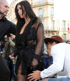 Kim Kardashians butt assaulted on streets of Paris
