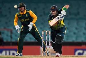 Australia's Shane Watson plays a shot as South Africa's wicketkeeper Quinton de Kock looks on during their fifth one-day international cricket match at the Sydney Cricket Ground in Sydney on November 23, 2014.  By Saeed Khan AFP