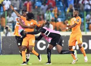 Ivory Coast's forward Gervinho 2ndL is congratulated by teammates after scoring a goal during the 2015 African Cup of Nations quarter final football match between Ivory Coast and Algeria in Malabo, on February 1, 2015.  By Issouf Sanogo AFP