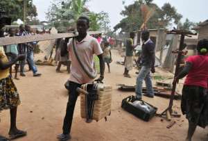 Looters steel objects from the homes of Muslim residents of Bangui, Central African Republic, after the departure of ex-Seleka Muslim rebels from the Kasai military camp to another camp outside the city on January 28, 2014.  By Issouf Sanogo AFP