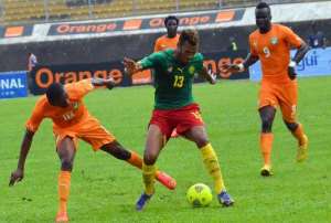 Cameroon's Maxim Choupo-Moting centre fends off Ivory Coast's Jean-Daniel Akpa-Akpro left and midfielder Cheick Tiote during a 2015 African Cup of Nations qualifier in Yaounde on September 10, 2014.  By Stringer AFP