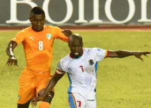 Ivory Coast's Salomon Kalou left fight for the ball with Demoncratic Republic of Congo's Youssouf Mulumbu during an Africa Cup of Nations qualifying match in Abidjan, on October 15, 2014.  By Issouf Sanogo AFP