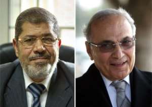 Mohammed Mursi L and Ahmed Shafiq.  By Khaled Desouki AFPFile