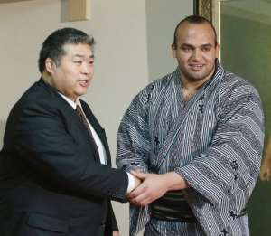 Abdelrahman Ahmed Shaalan (R) is promoted to the second highest division in sumo wrestling in Tokyo on May 29, 2013. By Jiji Press (JIJI PRESS/AFP)
