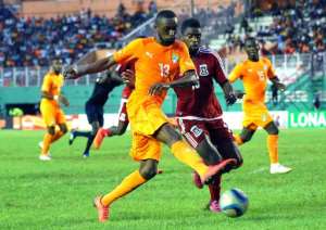 Equatorial Guinea's player Armando Sipoto Bonale L vies with Ivory Coast's Jean Daniel Akpa Akpro during the friendly football match on March 29, 2015 in Abidjan.  By Sia Kambou AFP